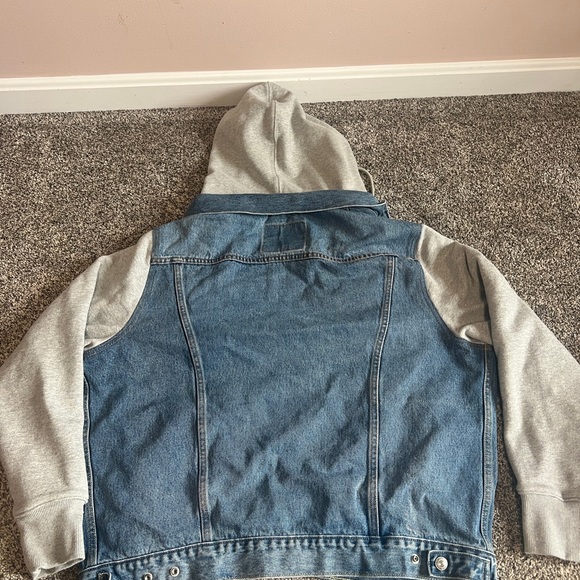 Like new never worn, vintage Levi jacket with hoodie - Picture 2 of 4